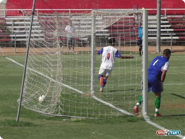 הכדור אמנם ברשת אך השער נפסל (שקד מורג)